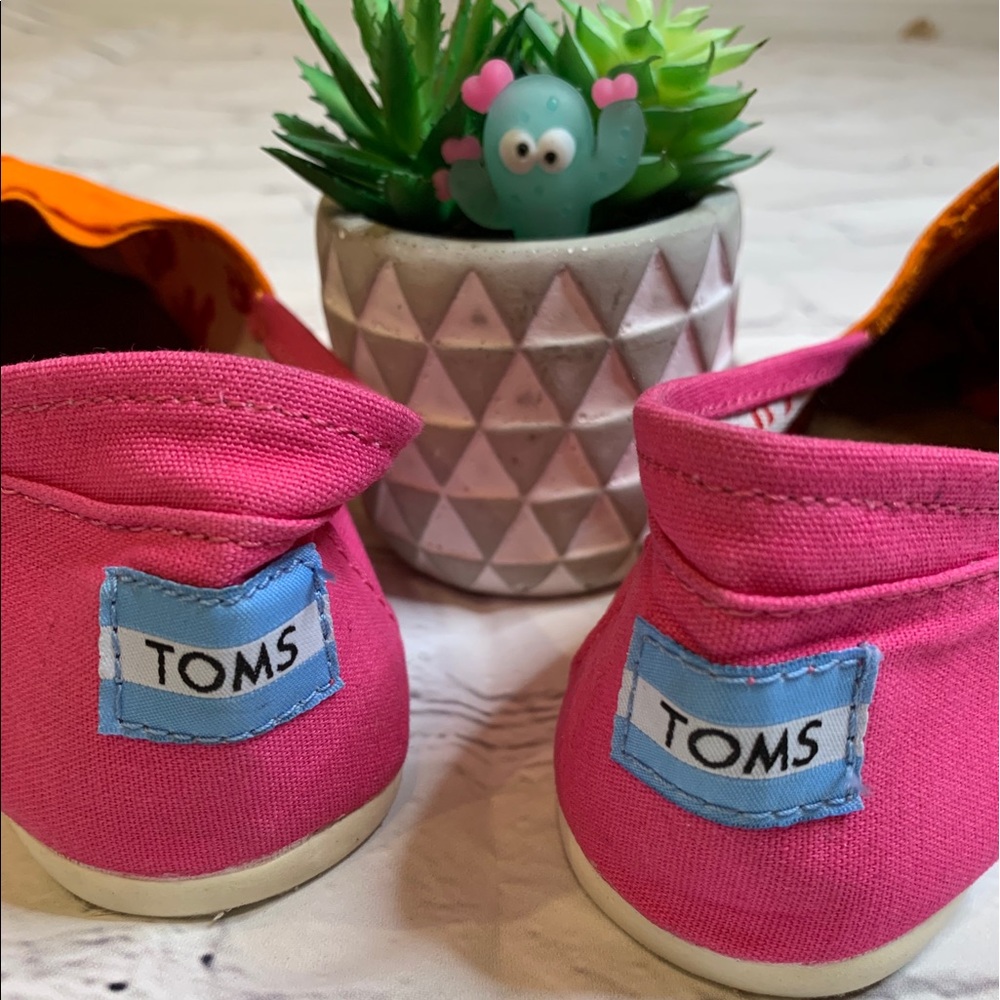 *SOLD* TOMS slip on shoes NWT - Picture 5 of 8